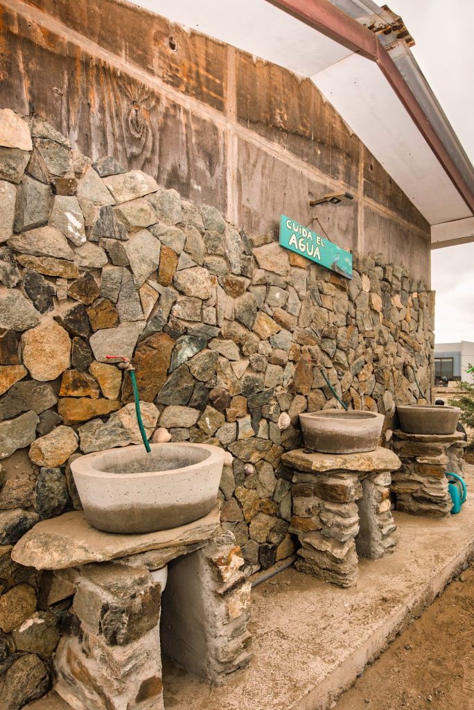 Lavamanos de piedra a la entrada de los baños del camping
