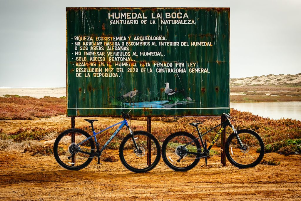 Letrero del Humedal La Boca junto a la laguna